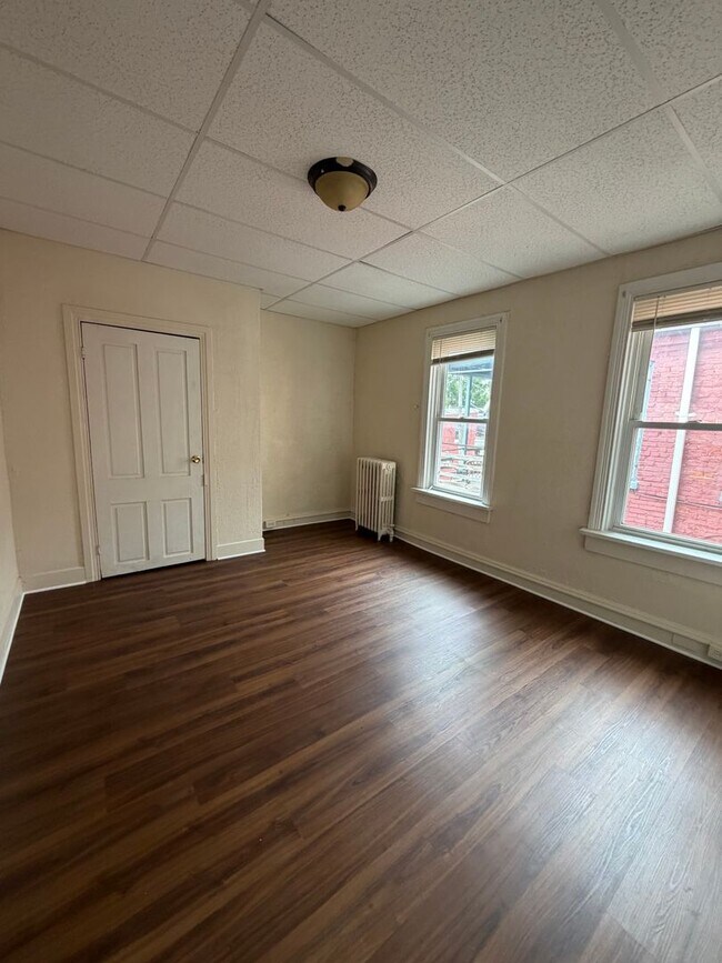 Building Photo - 722 Manor St