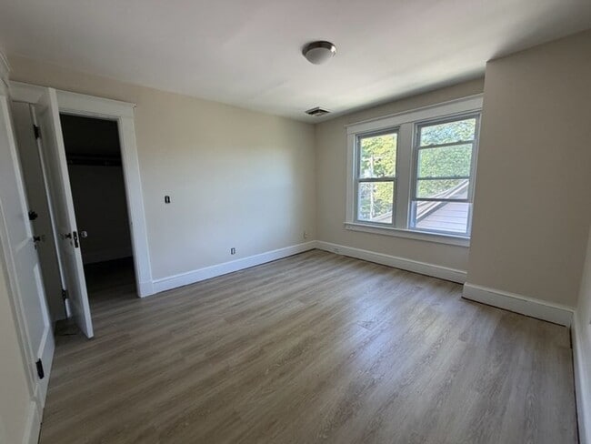Building Photo - 887 Howe Ave