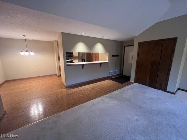 Building Photo - 8591 Scenicview Dr