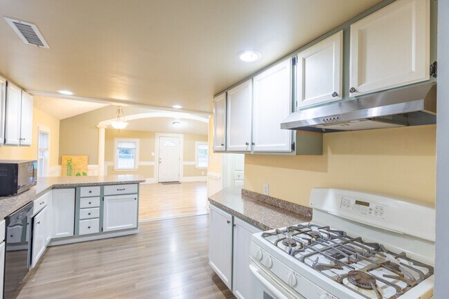 Building Photo - Cozy 3 BR/2 BA Single-Family Home in Halet...