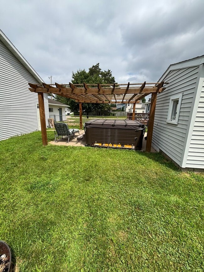 Building Photo - Charming 2-Bedroom Home in La Crosse Close...
