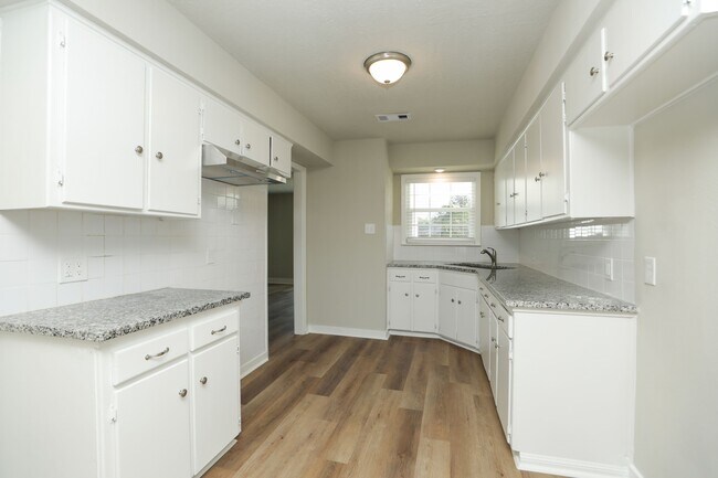 Building Photo - 631 Edgebrook Dr