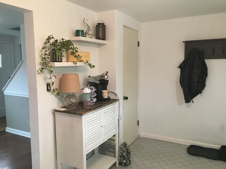 Coffee bar - 440 Cole Rd