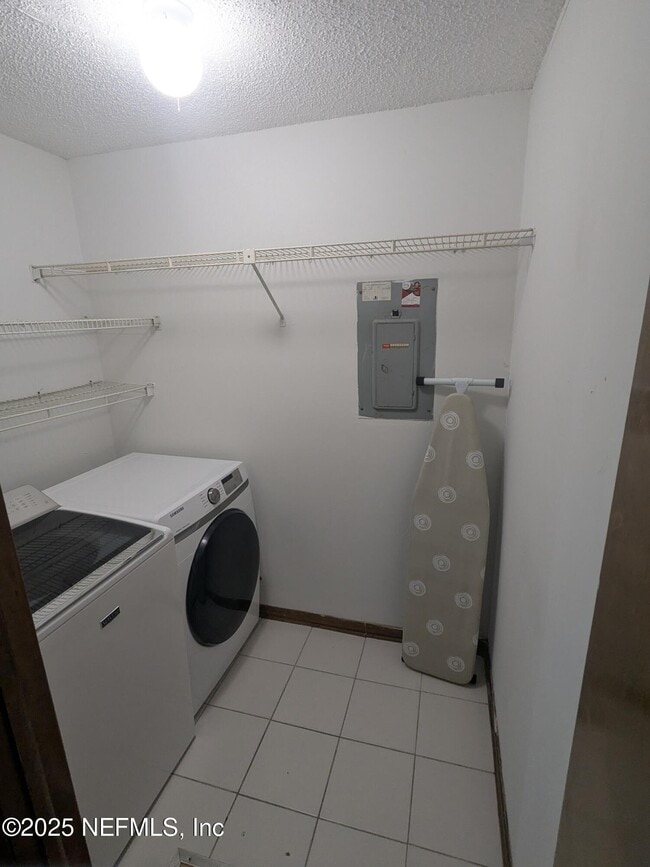 Building Photo - 733 Century 21 Dr