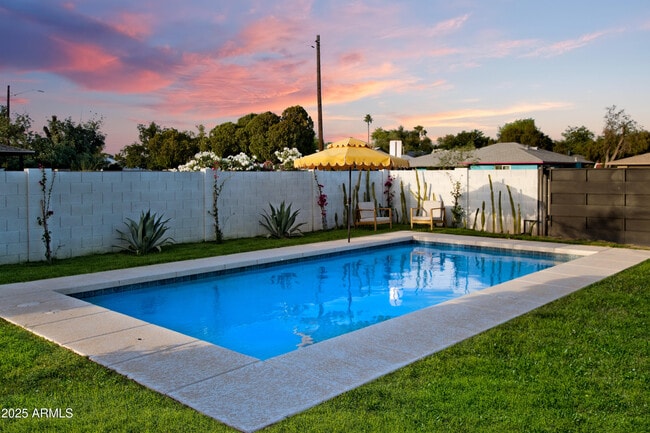 Building Photo - 1702 W Glenrosa Ave