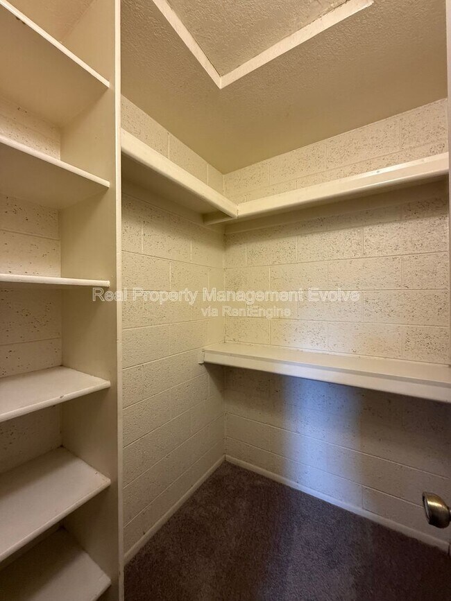 Building Photo - 502 W Yukon Dr