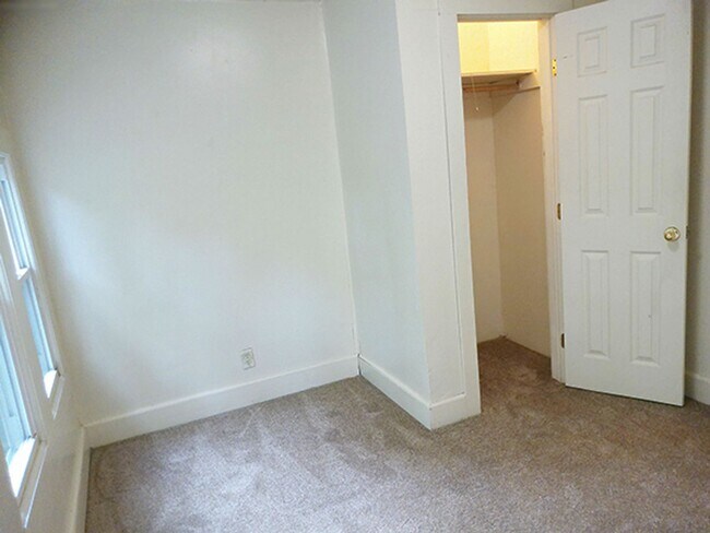 Building Photo - AVAILABLE 8/1/26 - Bright and Spacious One...