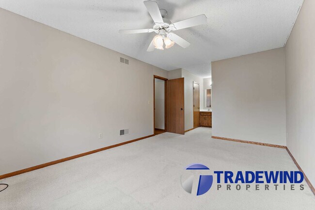 Building Photo - 560 Donegal Cir