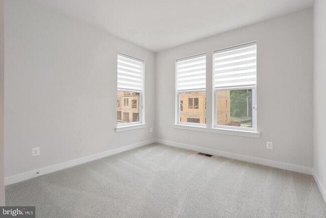 Building Photo - 45176 Drowes Ter
