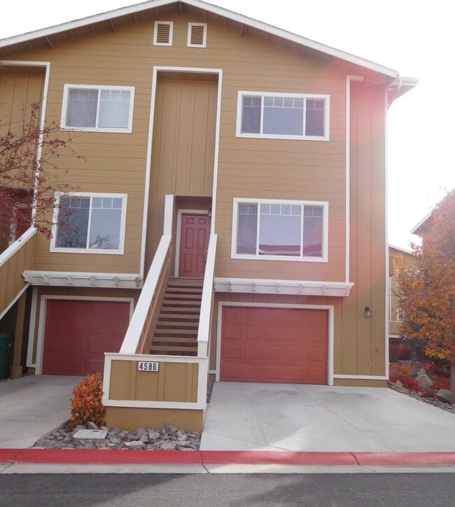 Primary Photo - UNR friendly 3 Bedroom , 2.5 Bath Townhouse