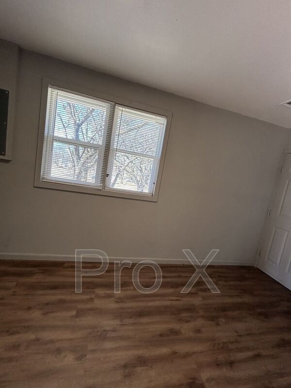 Building Photo - 304 E Park St