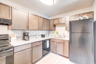 Building Photo - Creekside Village I