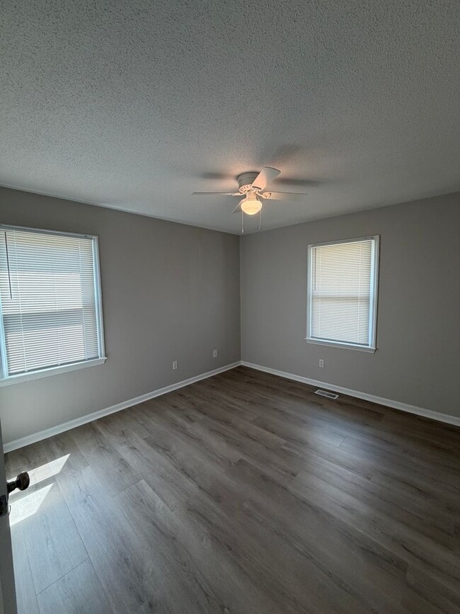 Building Photo - Charming 1,025 sq ft single-family home offering 3 bedrooms and 2 full bathrooms—perfect for comf...