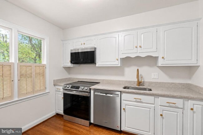 Building Photo - 4422 Westover Pl NW