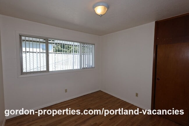 Building Photo - NE 65th Ave - End unit 1 bedroom apartment