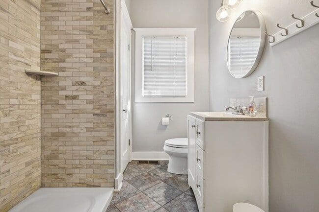 Building Photo - 920 Silverdene Pl