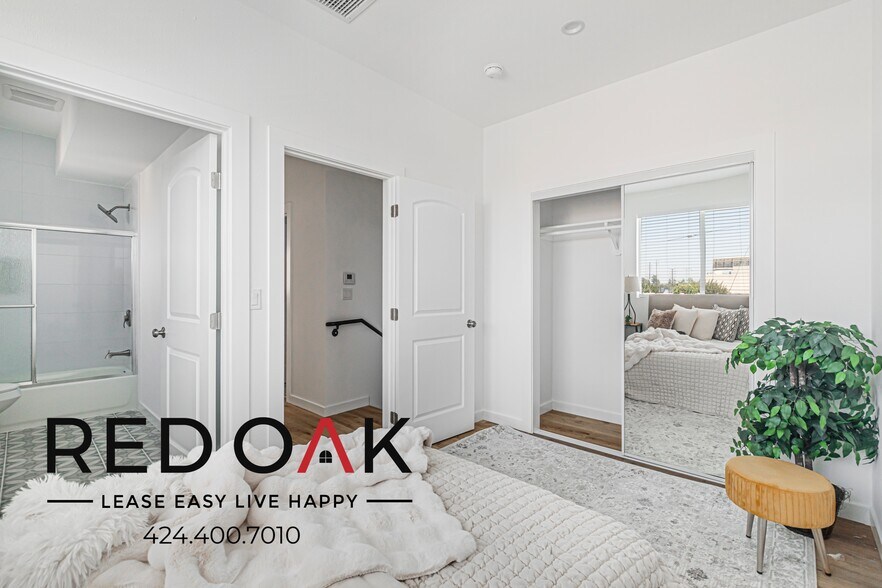 Building Photo - 11950 Vanowen St