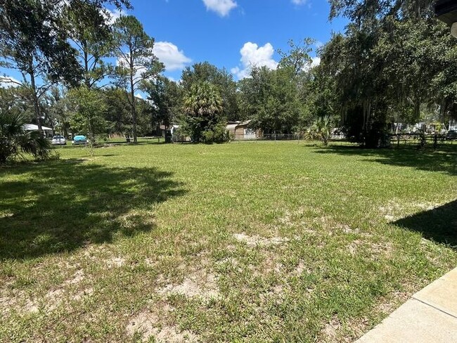 Building Photo - 3/2/1 on over 1/2 Acre