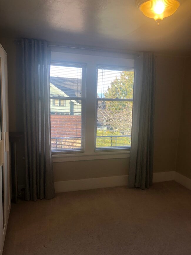 Building Photo - 3007 16th Ave S