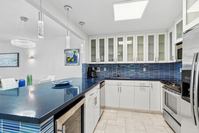 Building Photo - 2301 Collins Ave