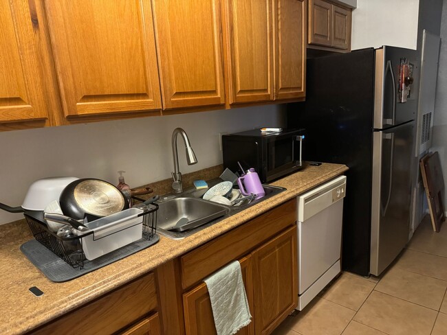 Building Photo - AUGUST PRE-LEASE!  Spacious 2 Bedroom 2 Bathroom on Bus Route!