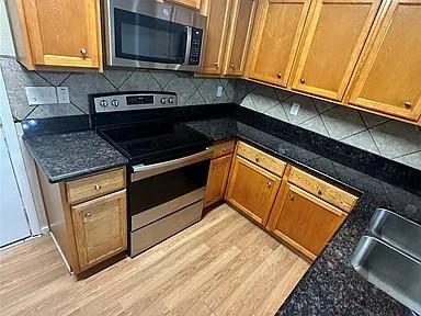 Building Photo - 6946 Paris St