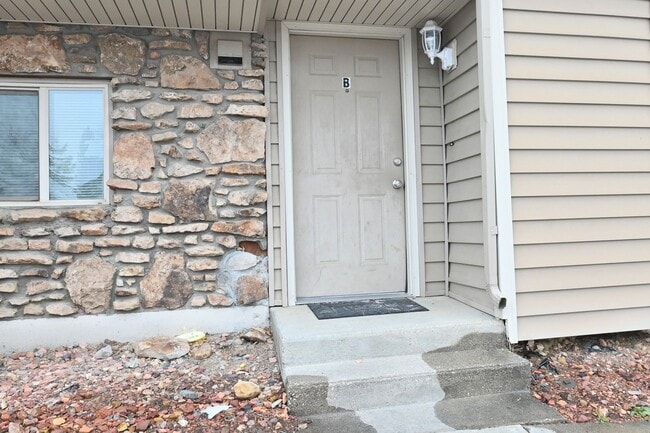 Building Photo - 2 bed 1 Bath townhouse