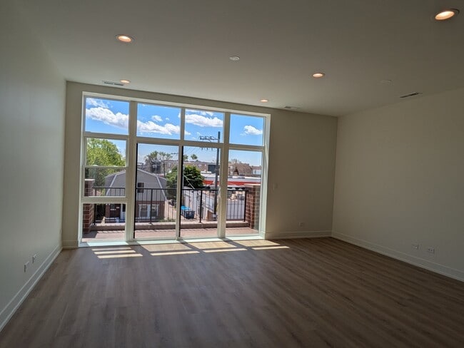Building Photo - 4740 W Addison St