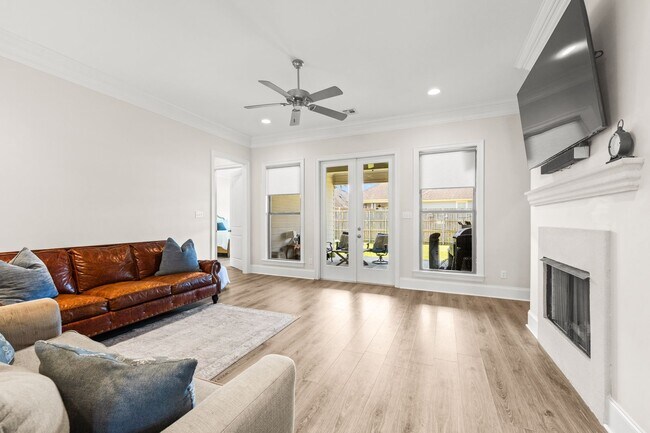 Building Photo - Luxury Living in The Woodlands - SHOWINGS ...