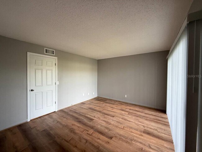Building Photo - 9221 Tudor Dr