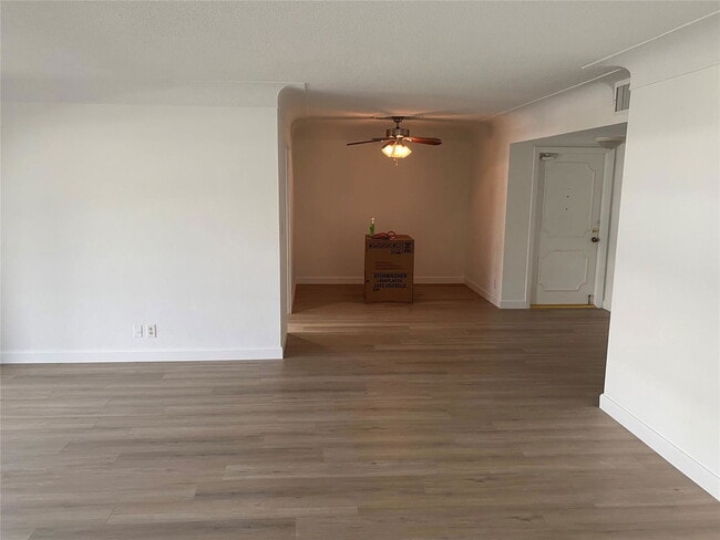 Building Photo - 3051 NE 47th Ct