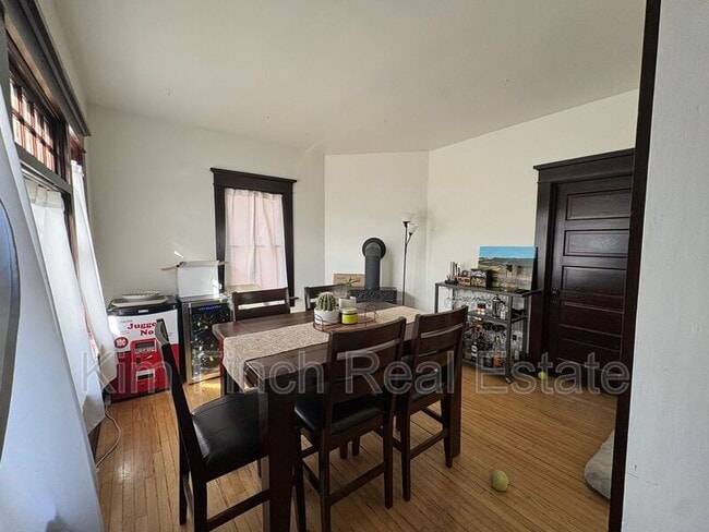 Building Photo - 1149 S Lk St