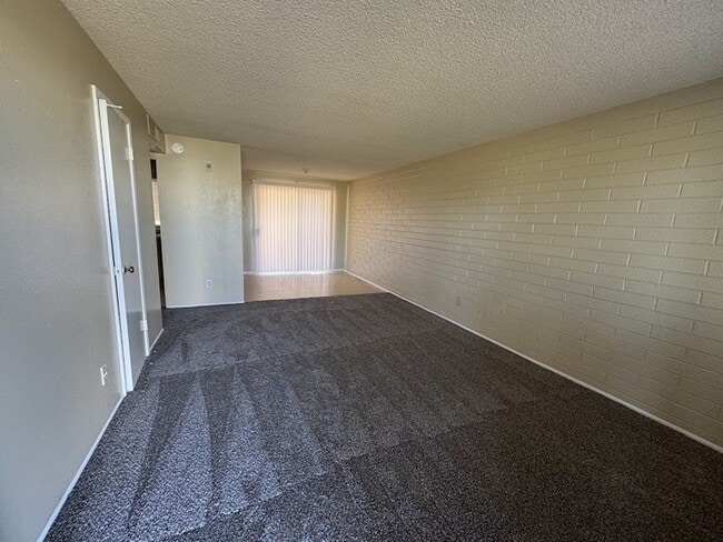 Building Photo - Holiday Gardens Townhome