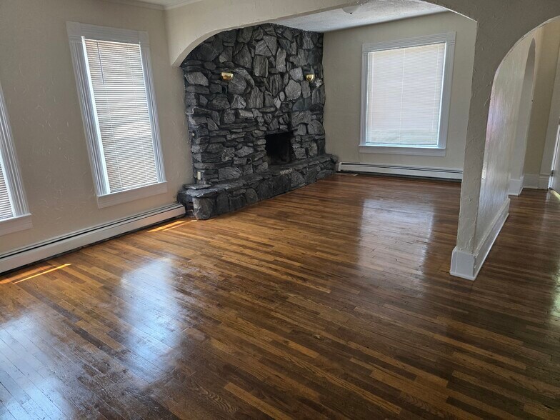 Building Photo - 2418 3rd Ave