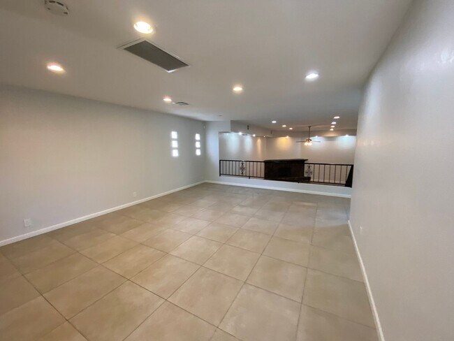Building Photo - 2032 W Medlock Dr