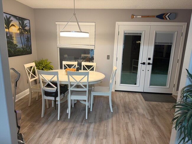 Building Photo - 2216 Smallwood Dr