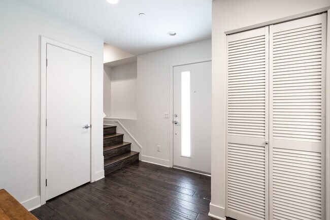 Foyer - 2206 Tom Mix Rd