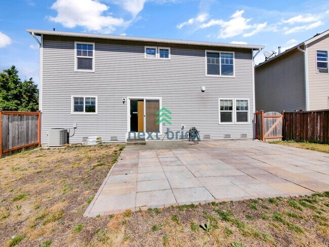 Building Photo - 4 Bed and 2.5 Bath Single-family Home is A...