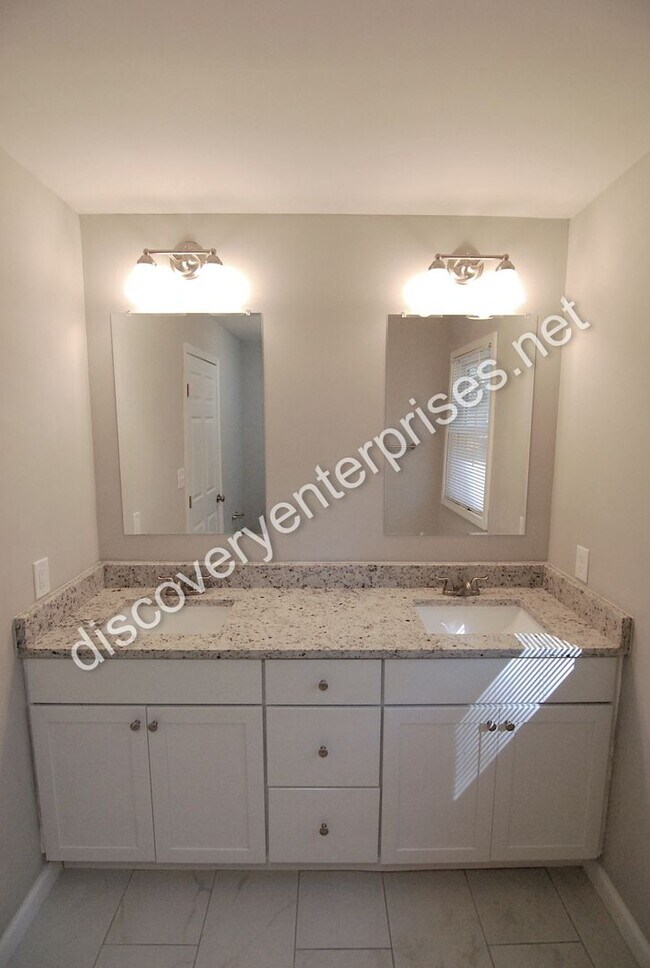 Building Photo - JUST REDUCED! 4 Bdrm / 2 Bath Home - 1st m...
