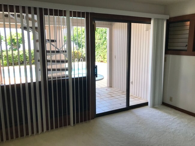 Building Photo - Waialae Iki, large family home 4 bedroom, 4 baths, 2 car garage