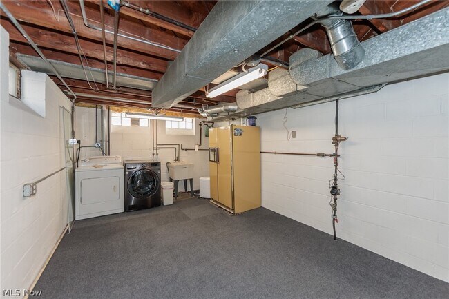 Building Photo - 23915 Glenhill Dr