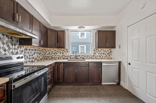 Building Photo - Madisonville- Charming 3+ bedroom 1.5 Bath, 1 car detached