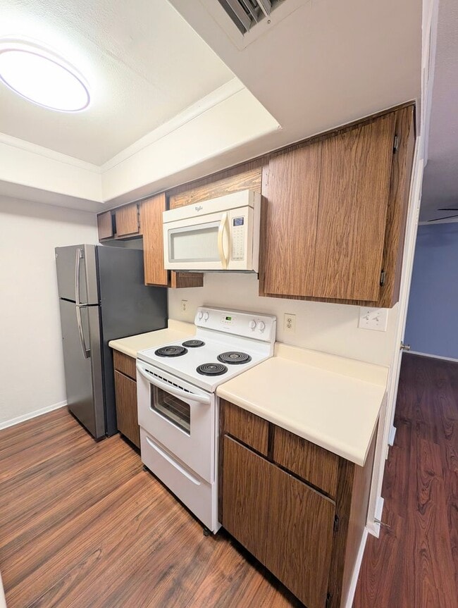 Building Photo - CUTE TOWNHOME AVAILABLE NOW NEAR DOWNTOWN ...