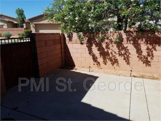Building Photo - 3753 E Canyon Crest Ave