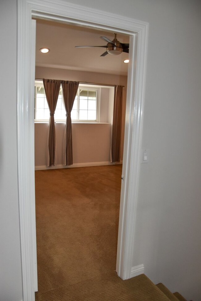Building Photo - 3 Bedroom 2.5 Bath Hampton Court Condo Nea...