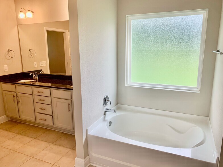 Master bathroom soaking tub - 9040 Lakeview Dr