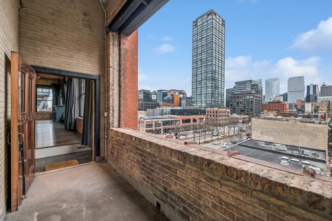 Building Photo - 1000 W Washington Blvd