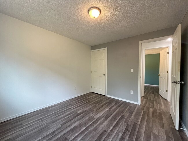 Building Photo - Spacious Yet Cozy 3BR/2BA Home with Garage...