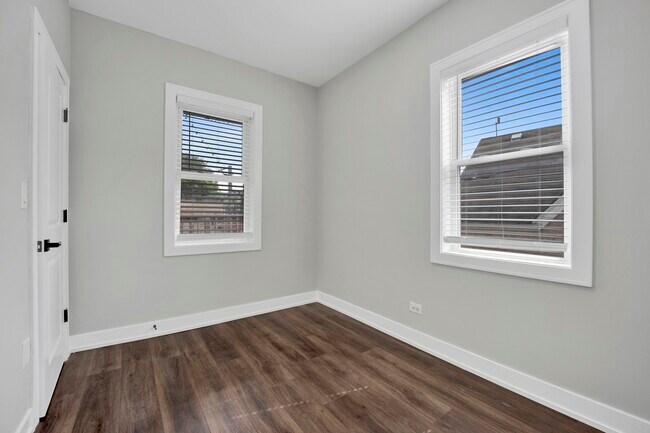 Building Photo - 3040 W Medill Ave