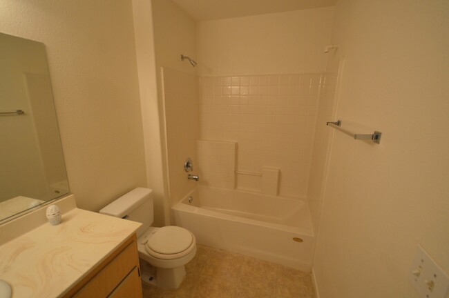 Building Photo - 2nd Floor Condo in a Gated Northeast Commu...